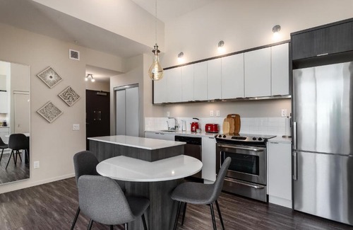 Kelowna Central Business District Apartment | BRAND NEW LUXURY TOP FLOOR 2BEDROOM CONDO - 2 MINUTES To BEACH