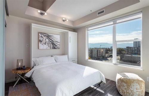 Kelowna Central Business District Apartment | BRAND NEW LUXURY TOP FLOOR 2BEDROOM CONDO - 2 MINUTES To BEACH