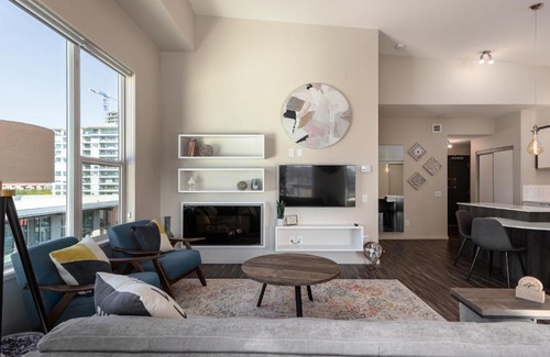 Kelowna Central Business District Apartment | BRAND NEW LUXURY TOP FLOOR 2BEDROOM CONDO - 2 MINUTES To BEACH