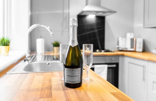 Stourbridge Apartment | Brand New - Two Bed - Parking - Stourbridge