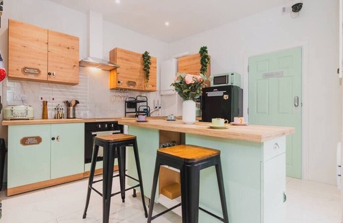 Sneinton Apartment | Break through the dance at Baila Casa