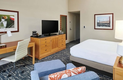 Berkeley House | Breath of Fresh Air! Balcony, Pets Allowed, Swimming Pool, Near Union Square
