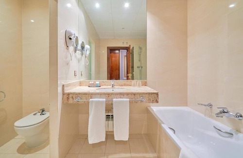 Cebreros Hotel | Breathe Nature's Calm in a Scenic Room Just Minutes from Ávila