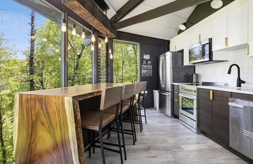 Beech Mountain Cabin | Breathtaking Boutique Treehouse nestled in clouds