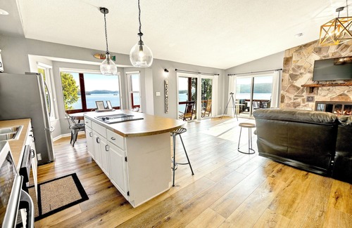 Ten Mile House | Breathtaking Lake Views | Private Boat Ramp, Sleeps 12!