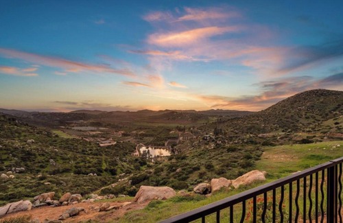 San Diego County House | Breathtaking retreat in the wine country close to Safari Park, shopping, dining!