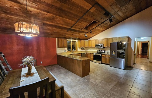 Carbondale Cabin | Breathtaking views of Bald Knob Cross, just 2 minutes from Walkers Bluff Casino!
