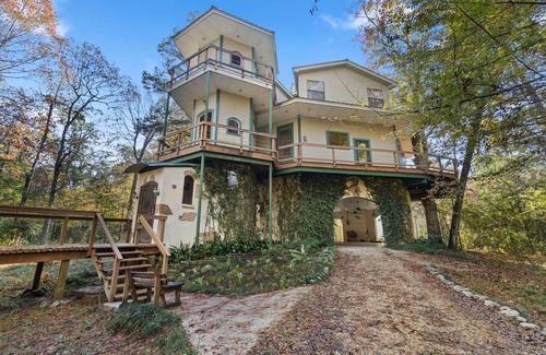 Folsom House | Breathtaking, Wooded River Retreat " Isle Of View"