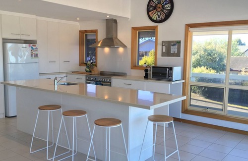 Hayborough House | Breezes@Hayborough - Coastal Beach house & pet-friendly!