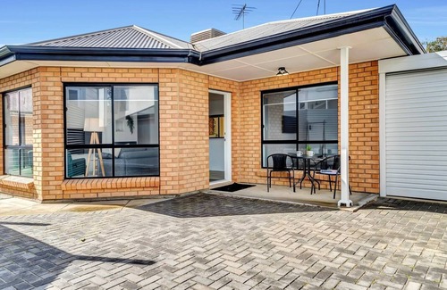 Port Noarlunga Cottage | Breezy B on the Esplanade with Direct Beach Access