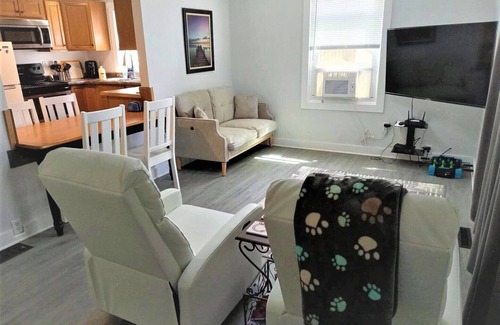 Ludington Cottage | Breezy Bungalow. Queen beds, A/C. Boat ramp and Boat rentals steps away.