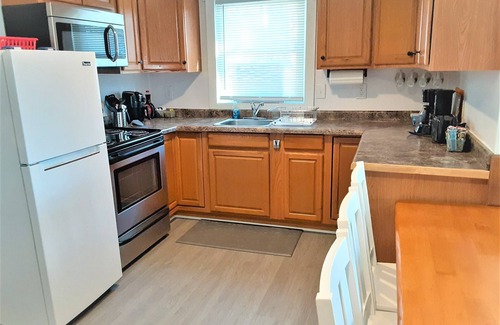 Ludington Cottage | Breezy Bungalow. Queen beds, A/C. Boat ramp and Boat rentals steps away.