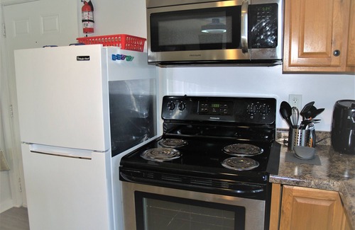 Ludington Cottage | Breezy Bungalow. Queen beds, A/C. Boat ramp and Boat rentals steps away.