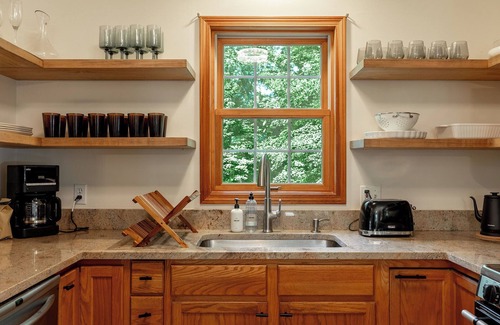 Mount Marion House | Breezy Hill: Private Cedar Cabin Oasis