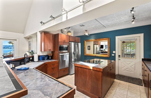 Tracyton House | Bremerton Victorian Home w/Modern Amenities