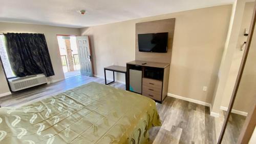 Suffolk Hotel | Brentwood Inn & Suites