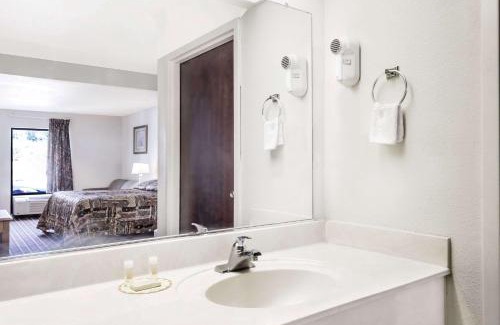 Suffolk Hotel | Brentwood Inn & Suites