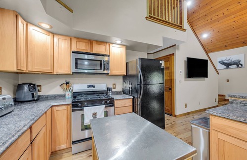 Holden House | Brewer Lake Wilderness Cabin - Connect to Nature and Enjoy Classic Maine Charm!