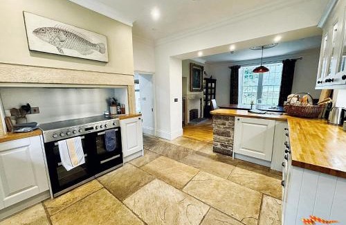 Haltwhistle House | Bridge End House - Country House & Private River Bank