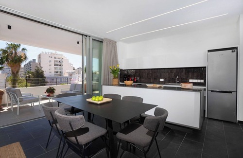 Historical Center Apartment | Bridge House 201-3BR Modern Apt close to the beach and city centre