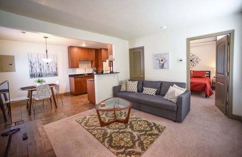 Grandview House | Bright 1 BR with Full Kitchen and Huge Yard