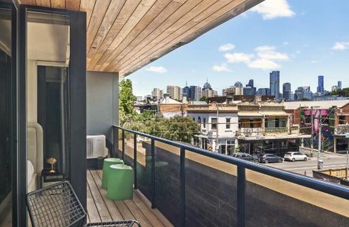 Collingwood North Apartment | Bright 2-Bed Apartment in Fitzroys Heart