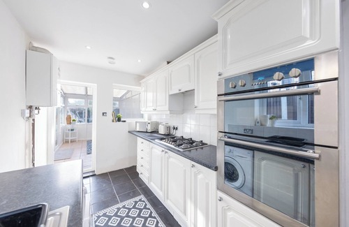 Swanscombe House | Bright 2-Bed House with Dining Room, 2 Lounges & Private Garden