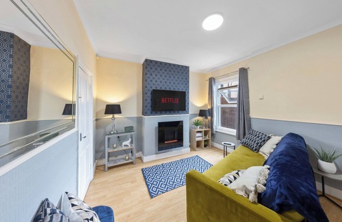 Swanscombe House | Bright 2-Bed House with Dining Room, 2 Lounges & Private Garden