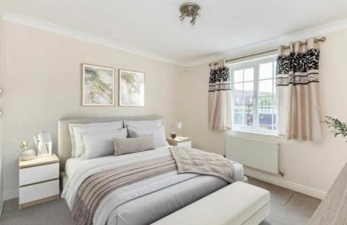 Trinity Apartment | Bright 2-Bedroom Family Flat, Wimbledon
