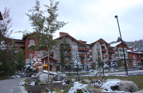 Salt Lake Mountain Resorts Condo | Bright 2 Bedroom Ski in/Ski Out 4th Floor Condo at Powderhorn Lodge