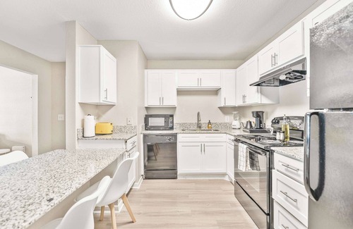 Pleasant Valley Apartment | Bright 2BR King Suite w Gym& close to Downtown