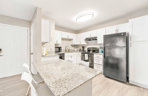 Pleasant Valley Apartment | Bright 2BR King Suite w Gym& close to Downtown