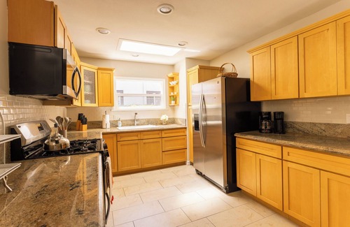 Altadena House | Bright 3-bedroom with large backyard and close to Old Town and hiking trails