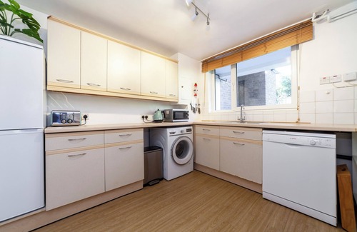 West Hill Apartment | Bright 3 BR w/free parking, Wimbledon
