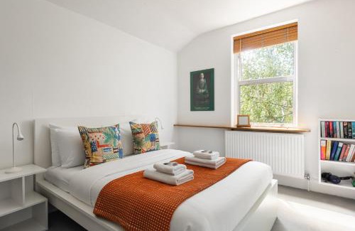 Brockley Apartment | Bright 3BR House with Garden, Zone 2