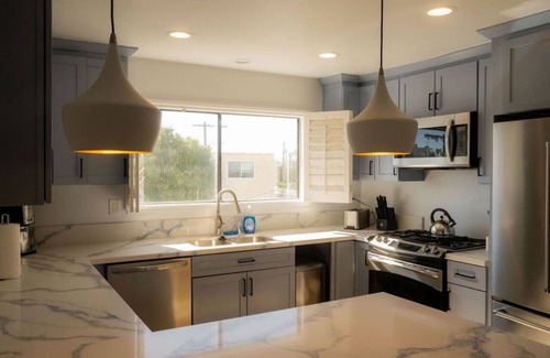 Marina Peninsula Apartment | Bright 5 bdroom 3 bath w/Rooftop Deck by the Beach