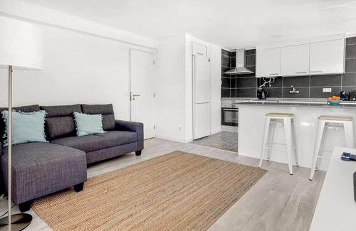 Alges Apartment | Bright Algés Apartment