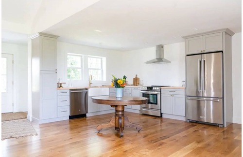 Manlius House | Bright and Airy 5 Bedroom Farmhouse w/sunset views