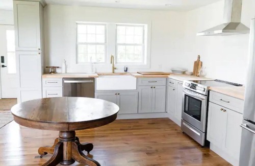 Manlius House | Bright and Airy 5 Bedroom Farmhouse w/sunset views