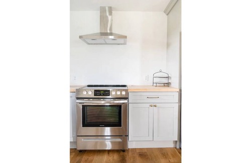 Manlius House | Bright and Airy 5 Bedroom Farmhouse w/sunset views