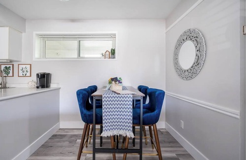 Sidney House | Bright and beautiful 2 bedroom minutes to ocean & shopping