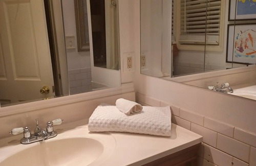Sewickley Cottage | Bright and Beautiful One Bedroom Cottage