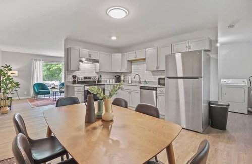 Royal Manor House | Bright and Breezy Gahanna Ranch 10min to INTEL