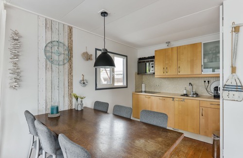 Municipality of Aalsmeer Apartment | Bright and Comfortable Houseboat