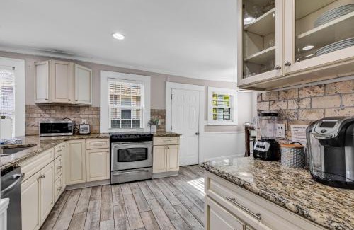 Villa Heights House | Bright and Modern Close to Everything