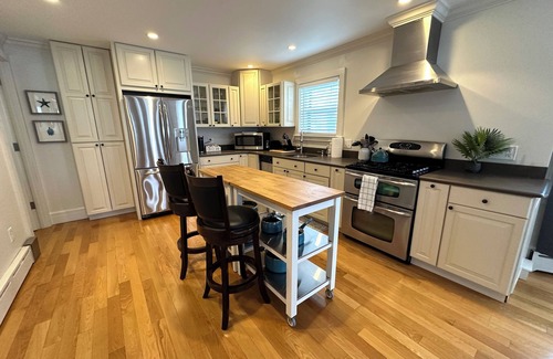 Off Broadway Apartment | Bright and Open 2 Bed 1 Bath (Dog Friendly) Apartment in Broadway Neighborhood