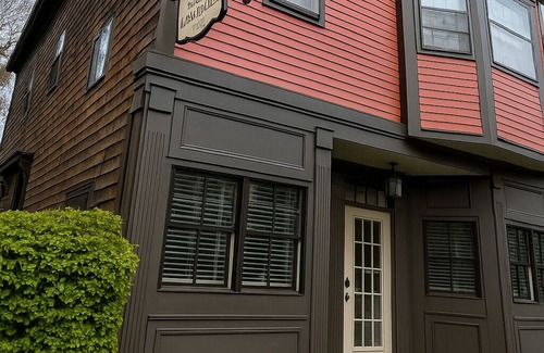 Off Broadway Apartment | Bright and Open 2 Bed 1 Bath (Dog Friendly) Apartment in Broadway Neighborhood