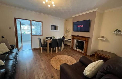 St. Thomas Apartment | Bright and Spacious Home in Port Tennant