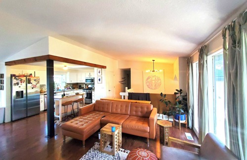 Gresham House | Bright and Spacious 4-bed 3-bath house near Mt Hood and the Gorge