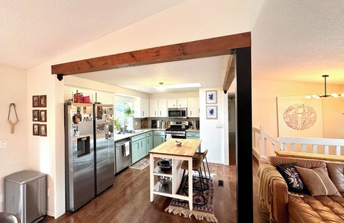 Gresham House | Bright and Spacious 4-bed 3-bath house near Mt Hood and the Gorge